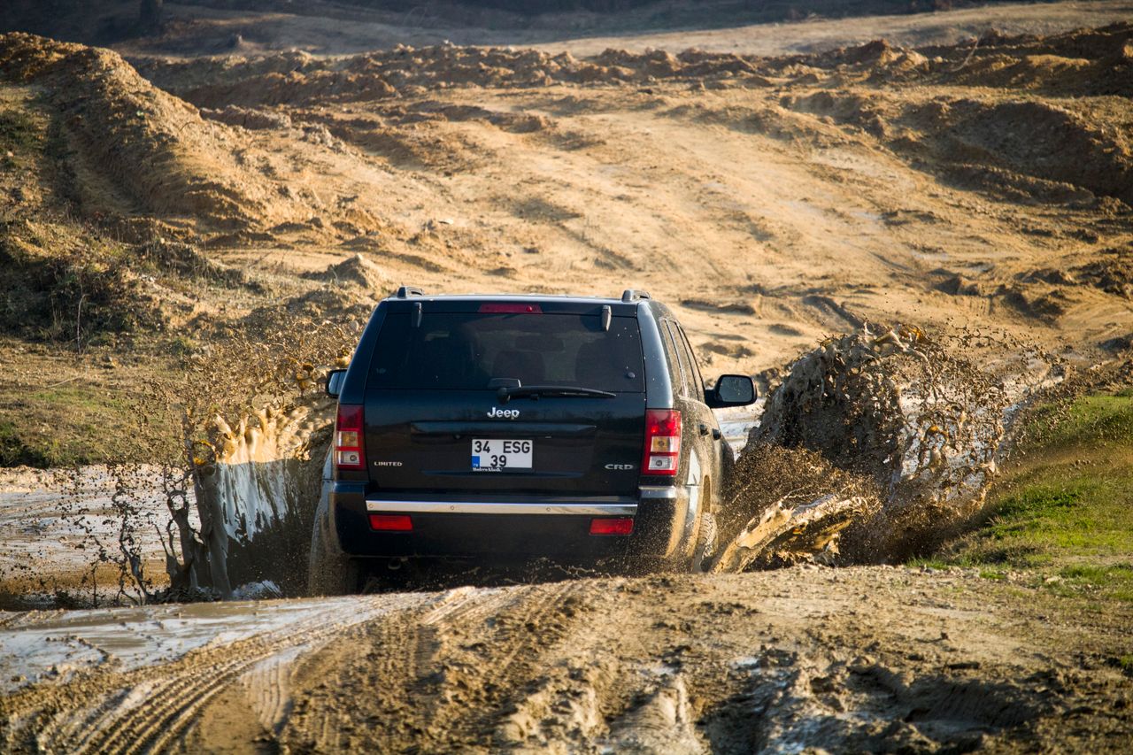 A Jeep tackles the muddy off-road trails in Istanbul, showcasing adventurous driving.